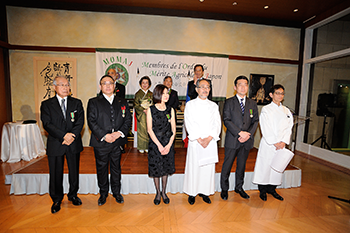 シュバリエ受章者（前列左から、上島達司氏、山口浩氏、大森由紀子氏、伊藤文彰氏、太田昌利氏、斎藤正敏氏）